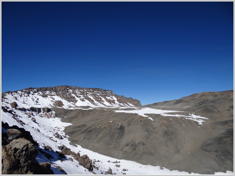 2012-02-17 09-07-57基爾曼點看烏乎魯峰下的火山口.JPG